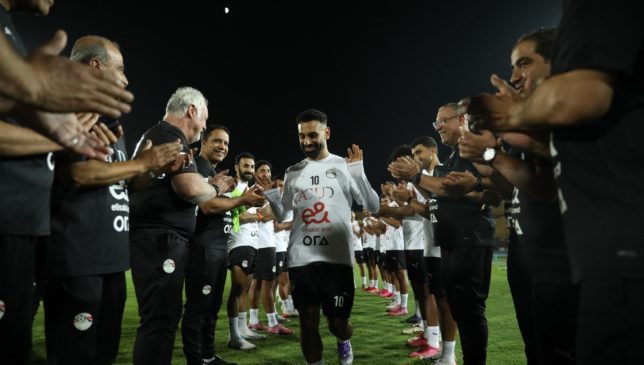 ممر-شرفي-من-منتخب-مصر-لـ-صلاح-بعد-انتظامه-في-المعسكر-–-الدوري-الانجليزي