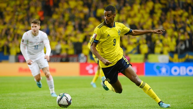 ليفربول-يتلقى-رسالة-سويدية-عاجلة-بخصوص-إيزاك-–-الدوري-الانجليزي