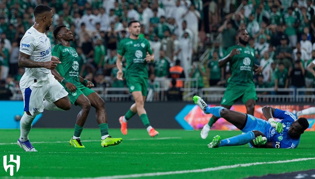 خبير-تحكيمي-يوضح-مدى-أحقية-الأهلي-في-ركلة-جزاء-ضد-الهلال-–-الدوري-السعودي