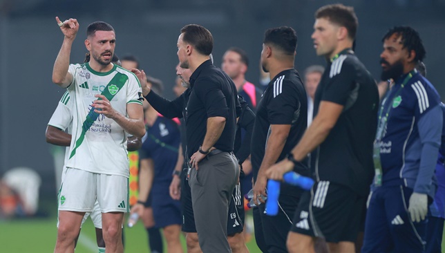 يايسله-يتجنب-لوم-لاعبي-الأهلي-ويوضح-سر-الريمونتادا-أمام-القادسية-–-الدوري-السعودي