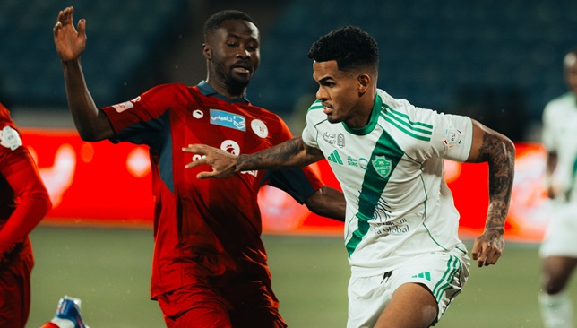 عطل-مفاجئ-وراء-أزمة-مباراة-الأهلي-وضمك-–-الدوري-السعودي