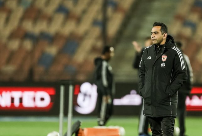 حقيقة-وجود-أزمة-بين-توروب-وعادل-مصطفى-في-الأهلي-–-الدوري-المصري