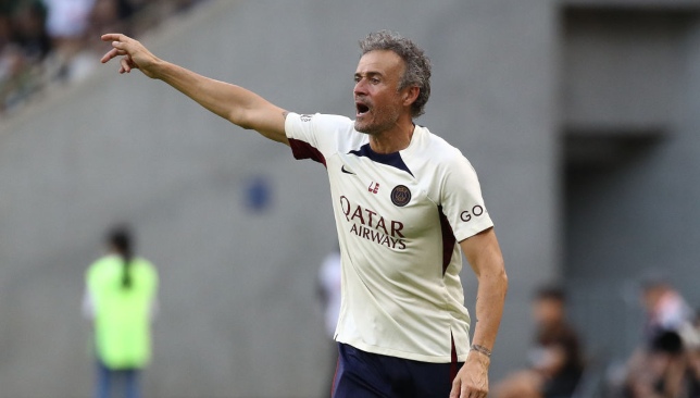 إيفرا-يطالب-مانشستر-يونايتد-بالتعاقد-مع-لويس-إنريكي-–-الدوري-الانجليزي