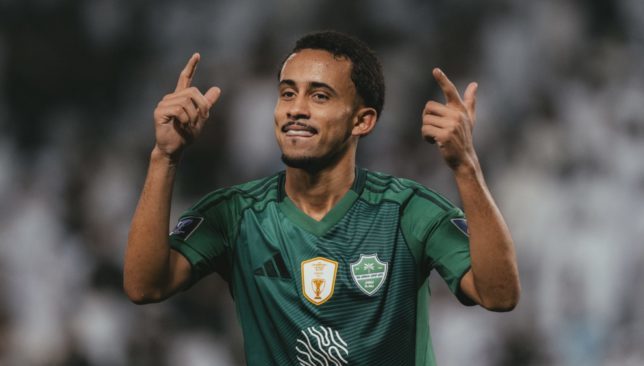 جونسالفيس-يثلج-صدر-الأهلي-بعد-إصابته-ضد-الهلال-–-الدوري-السعودي