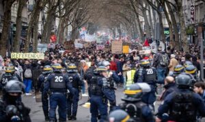 الفرنسيون-يضربون-الملاعق-بالأواني-احتجاجًا-على-خطاب-ماكرون-–-يلا-لايف