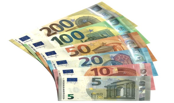 اليورو-يدنو-من-أرفع-درجاته-في-عام-أمام-الدولار-–-يلا-لايف