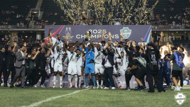 الأهلي-يفتح-الباب-أمام-جماهيره-للتصوير-مع-كأسي-النخبة-والسوبر-–-الدوري-السعودي-–-عالم-الرياضة