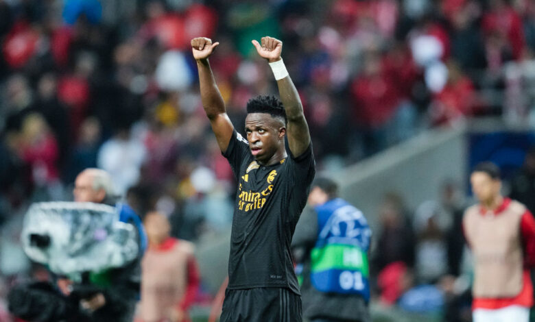 فينيسيوس-يشكر-مودريتش-بعد-هدفه-الرائع-في-مرمى-ليفانتي-–-الدوري-الاسباني-–-عالم-الرياضة