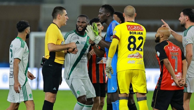 الأهلي-يحتج-على-الأخطاء-التحكيمية-أمام-الرياض-–-الدوري-السعودي-–-عالم-الرياضة
