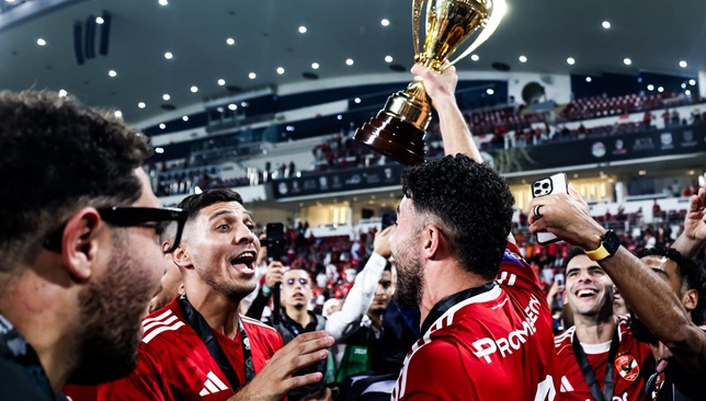 الأهلي-يكافئ-نجومه-بعد-التتويج-بالسوبر-المصري-–-الدوري-المصري-–-عالم-الرياضة