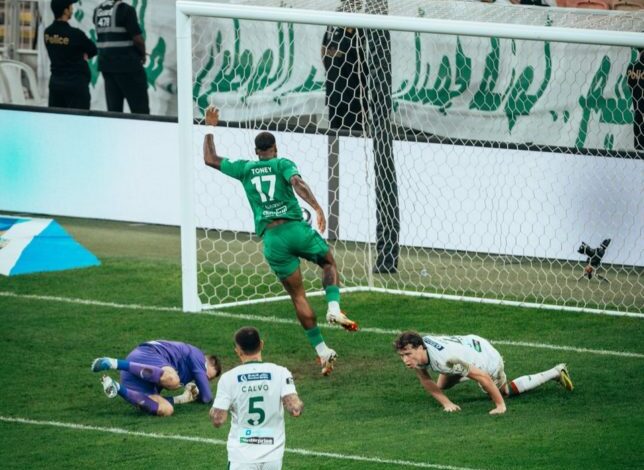 الأهلي-يواصل-ملاحقة-الهلال-برباعية-في-شباك-الاتفاق.-فيديو-–-الدوري-السعودي-–-عالم-الرياضة