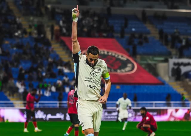 موعد-صدام-بنزيما-الأول-بقميص-الهلال-أمام-الاتحاد-–-الدوري-السعودي-–-عالم-الرياضة