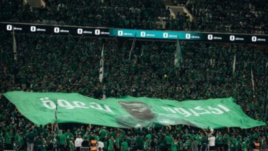 لفتة-جميلة-من-جماهير-الأهلي-تجاه-فهد-المولد-أمام-الاتحاد-–-الدوري-السعودي-–-عالم-الرياضة