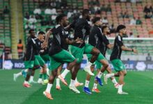 لاعب-الأهلي-يخضع-لفحص-طبي-بعد-مشاركته-مصابًا-أمام-الاتحاد-–-الدوري-السعودي-–-عالم-الرياضة