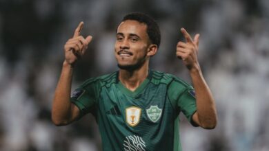جونسالفيس-يثلج-صدر-الأهلي-بعد-إصابته-ضد-الهلال-–-الدوري-السعودي-–-عالم-الرياضة